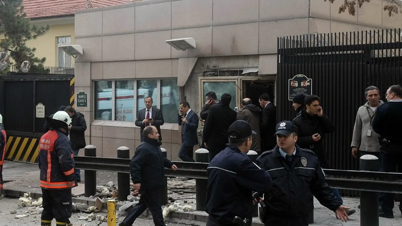 Самоубийствен атентат пред американското посолство в Анкара