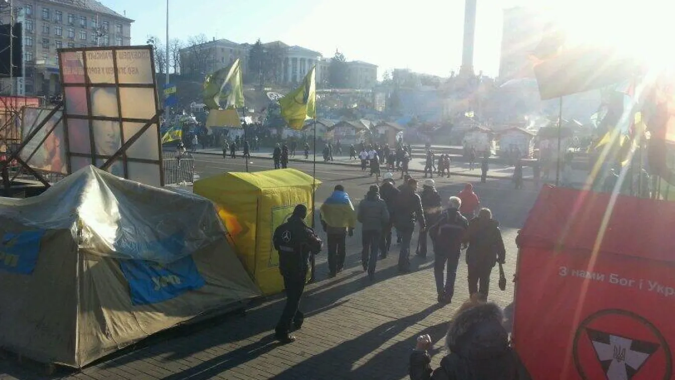 Украинската опозиция обсади парламентарната трибуна