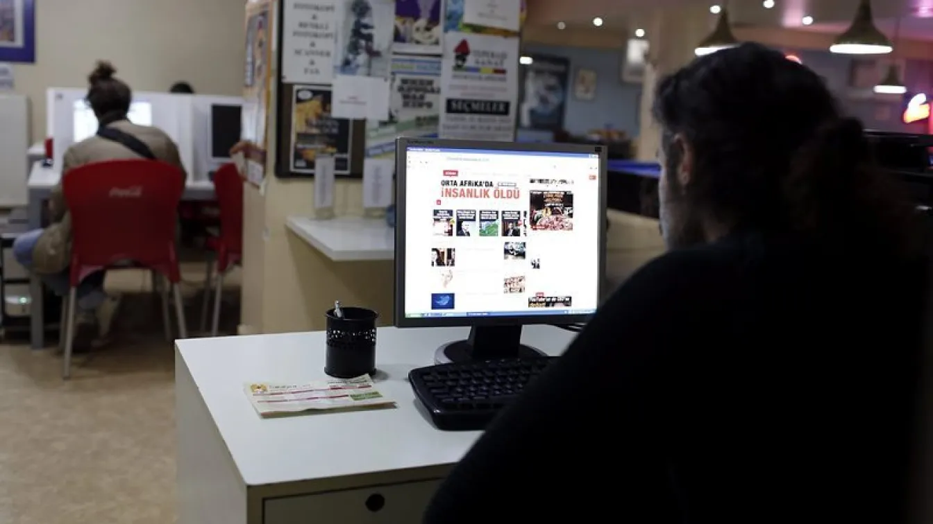 Гюл одобрява законопроекта за контрол на интернет