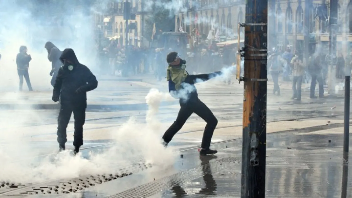 Сблъсъци с полицията на протест срещу ново летище в Нант