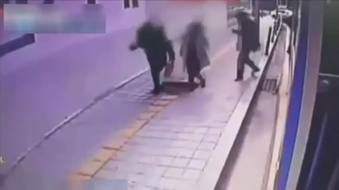 Мъж и жена пропаднаха в отворила се под краката им дупка (ВИДЕО) 