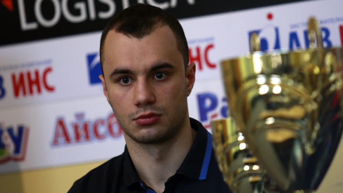 Симеон Чамов вдигна купа 
