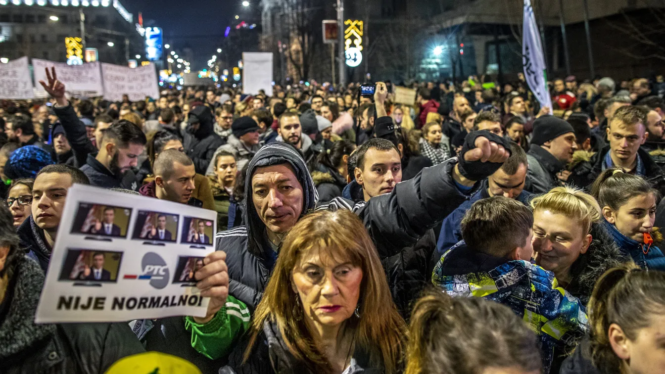 Сръбската опозиция бойкотира парламента, подкрепи протестите срещу Вучич