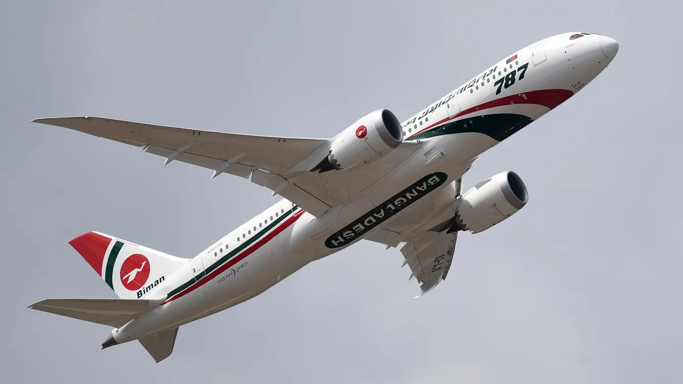 Прозорец на пилотската кабина на Boeing се спука при излитане в Япония 