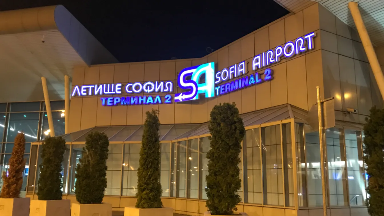 Ученици от Свищов кацнаха в София с полет от Палермо