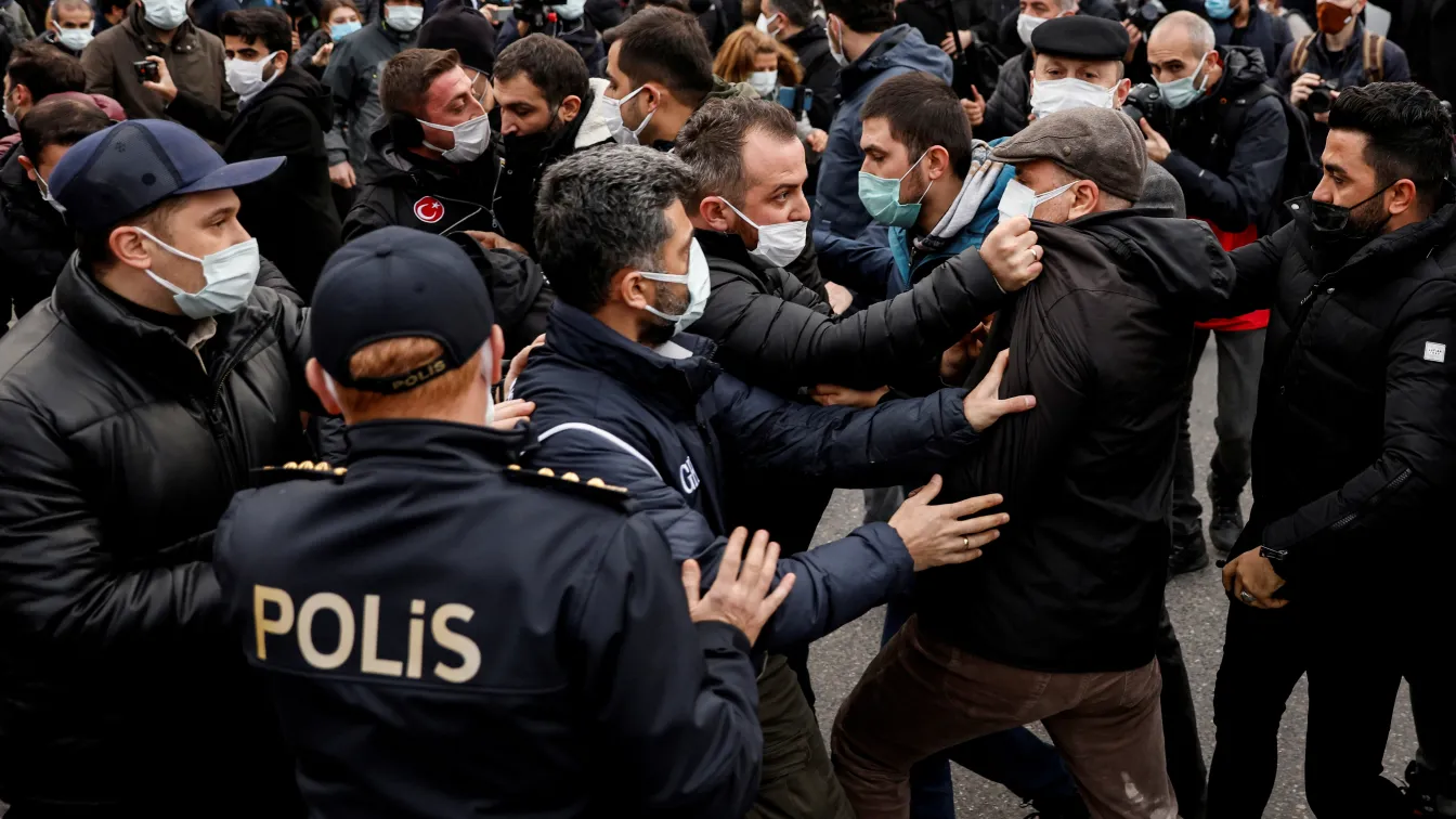 Недоволство в Истанбул: Десетки арестувани на студентски протест в Турция