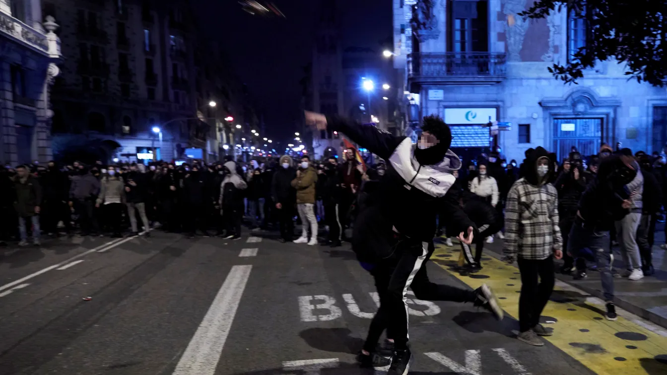 Поредна нощ на протести в Испания в защита на арестуван рапър
