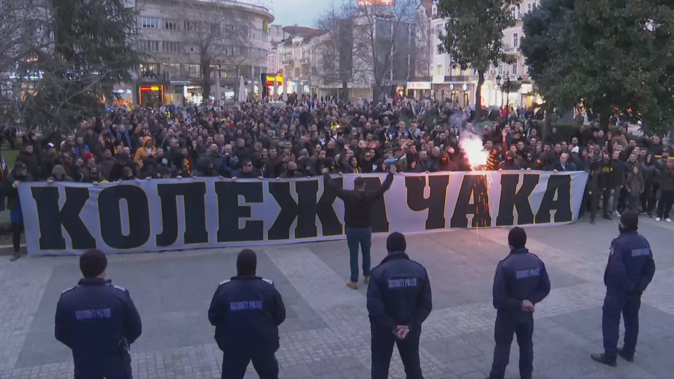 Хвърлени бомбички и счупени прозорци при протеста на феновете на 
