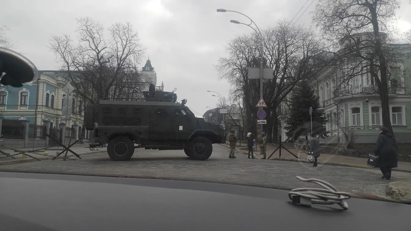 Специалните пратеници на bTV: Има танкове и военни в Киев (ВИДЕО)
