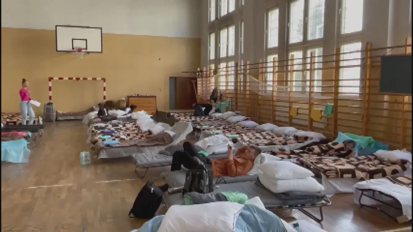 Вижте как пограничен град в Полша посреща бежанци от Украйна (СНИМКИ И ВИДЕО)