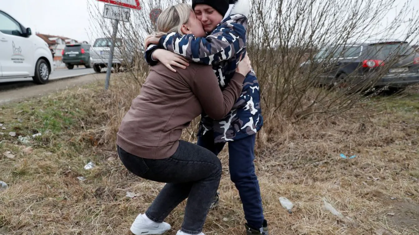 Безкористна постъпка: Да преведеш децата на непознат през украинската граница (ВИДЕО)