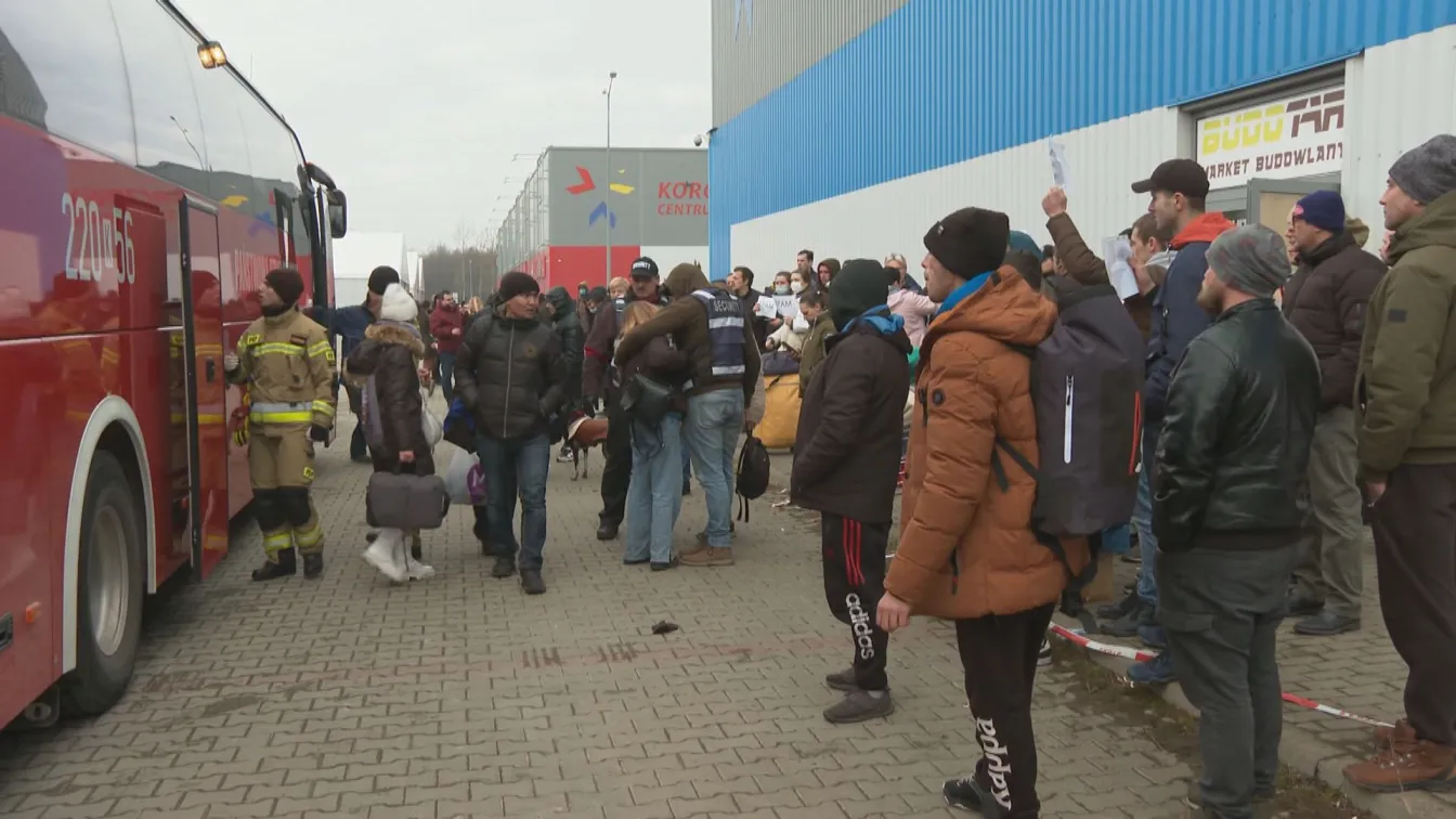 Специалният пратеник на bTV на границата: 80 000 украинци се връщат, за да се бият