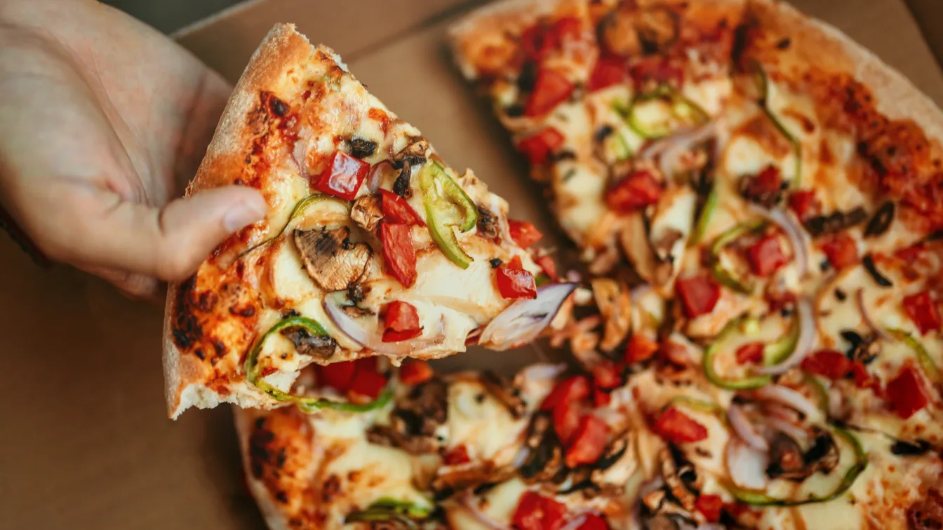 Служител на Domino’s изкачи връх Фуджи, за да достави пица за 962 доларa