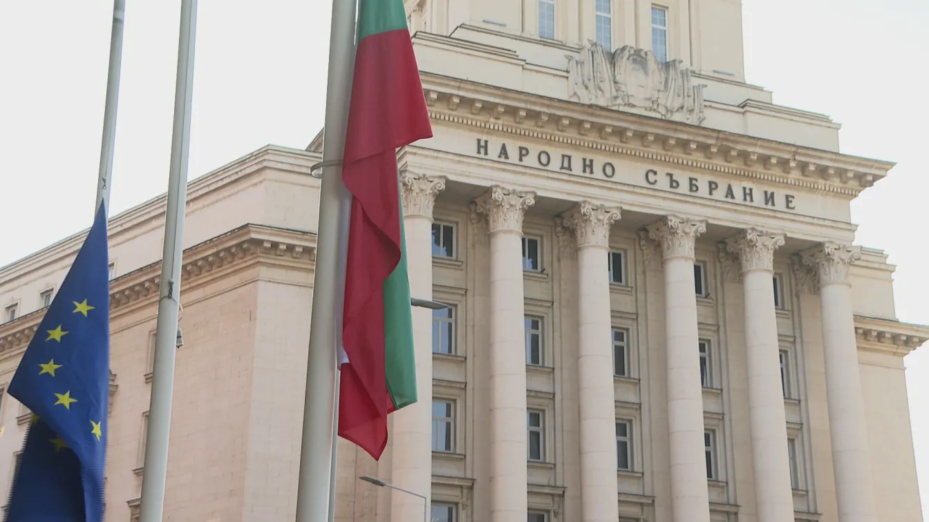 В знак на съпричастност: Институциите у нас свалиха флаговете наполовина заради Турция и Сирия
