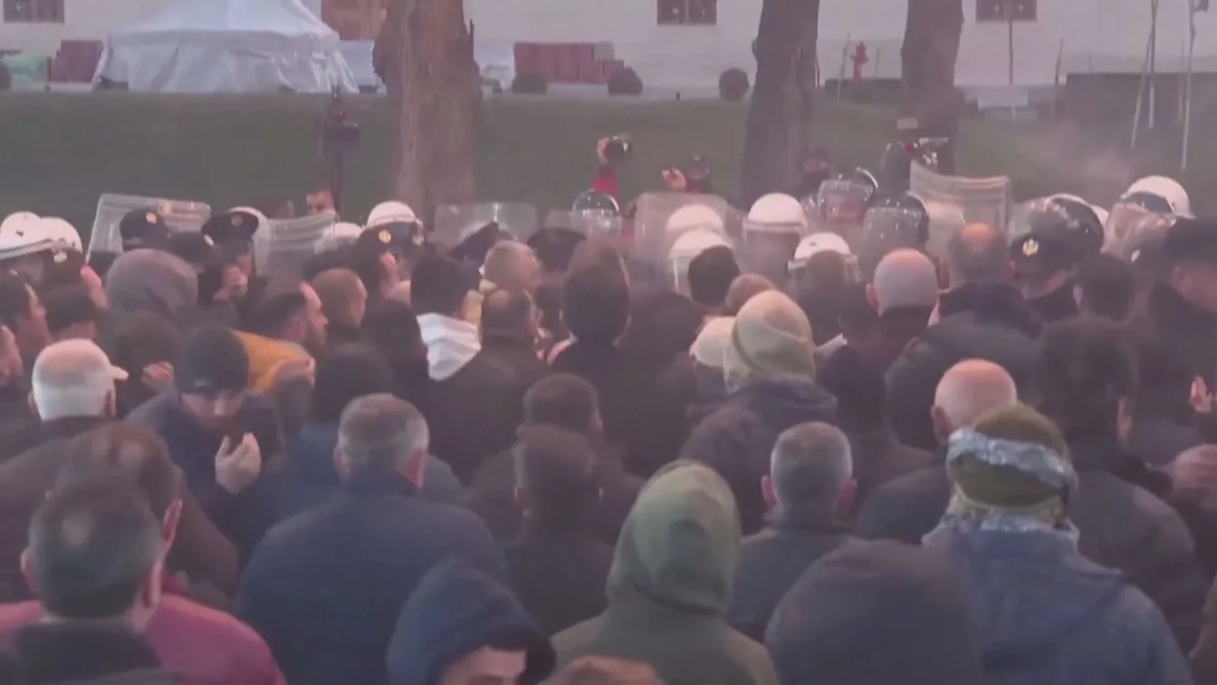Протестиращи се опитаха да нахлуят в парламента в Тирана (ВИДЕО)
