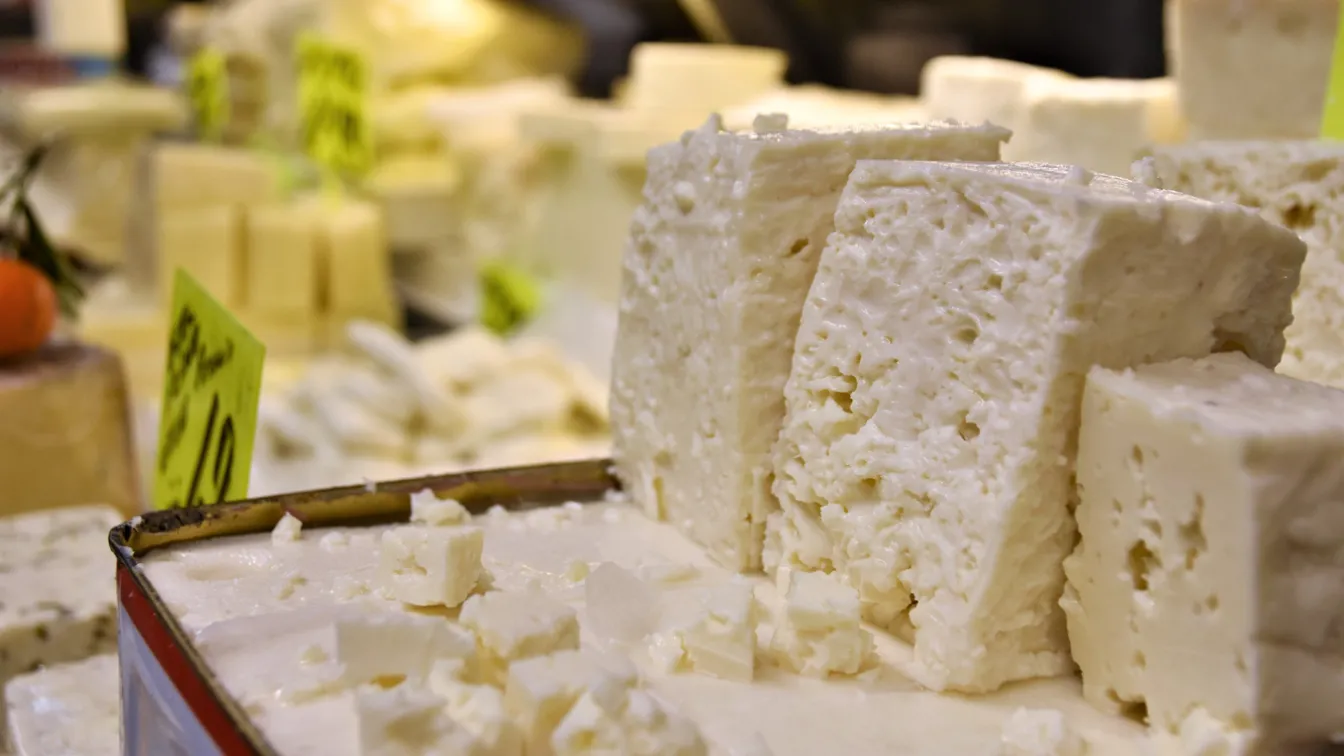 Цените на млечните продукти: Колко струва сиренето в Гърция, Испания и Франция?