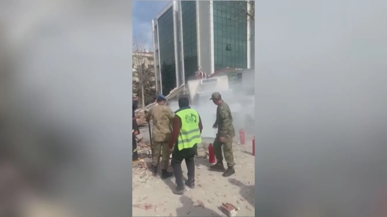 Загинал и ранени при нов силен трус в Турция (ВИДЕО)