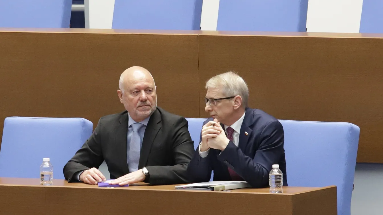 Денков и Тагарев: Не е обсъждано и няма да бъде обсъждано изпращането на жива сила в Украйна