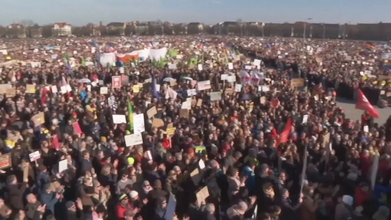 Стотици хиляди излязоха на протест в Мюнхен (ВИДЕО)