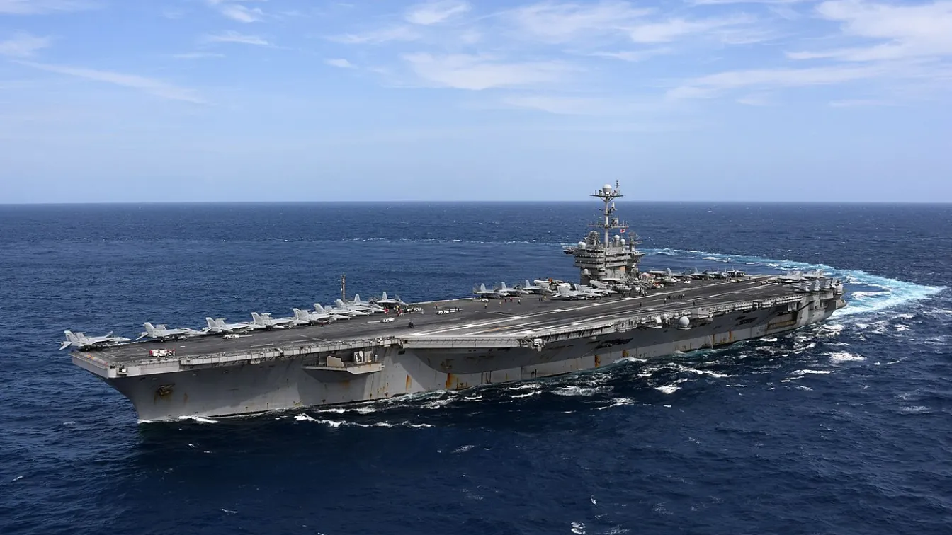 Американски самолетоносач се сблъска с товарен кораб в Средиземно море