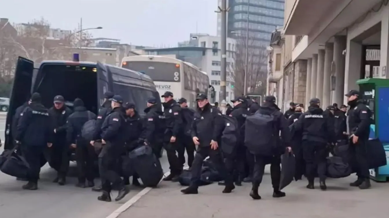 Сблъсъци между протестиращи и полиция пред сградата на Общинския съвет в Нови Сад (ВИДЕО)