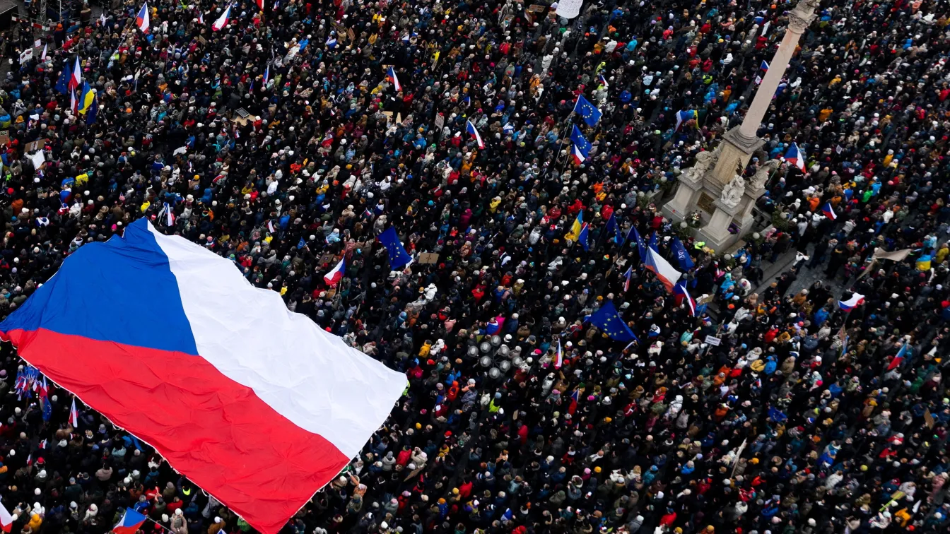 Многохилядни протести в Чехия след спор между президента и премиера (СНИМКИ)