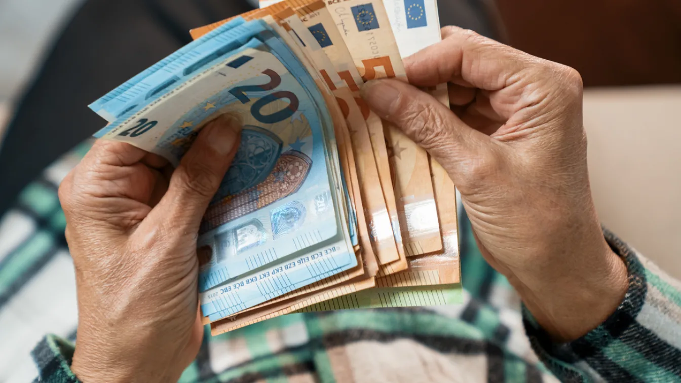 В Румъния удържат 42% от брутната заплата. В България – 22,4%. Ето ситуацията със заплатите в Европа