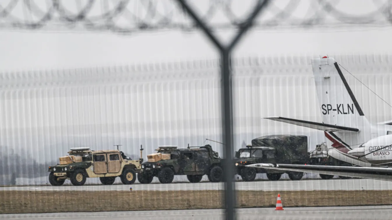 Заради непланирана военна дейност: Затвориха летищата в Люблин и Жешов
