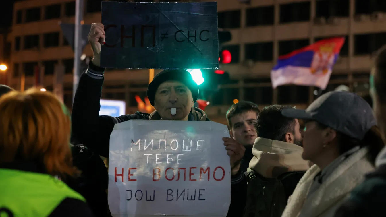 „Виждам, че се готвят да ме бият“: Нов протест в Сърбия с искане за избори. Вучич отмени посещение в Нови Сад