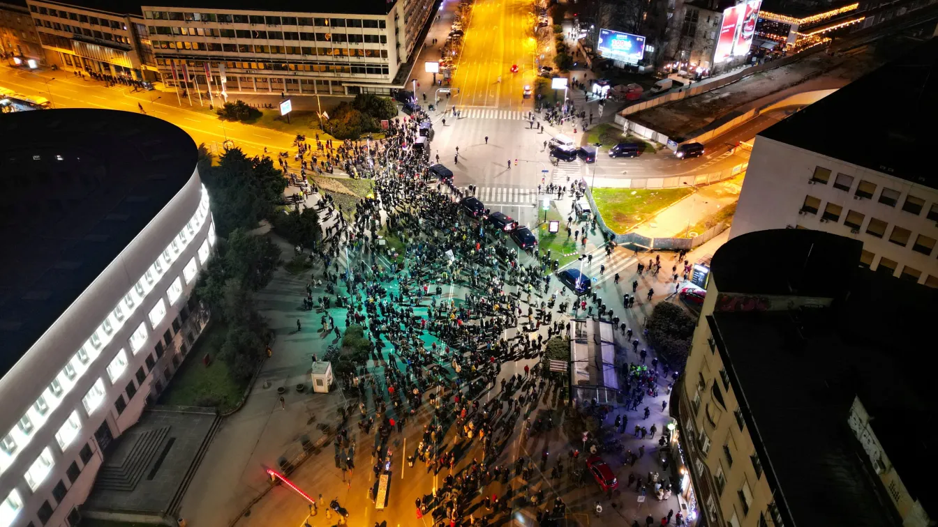Нови протести в Сърбия, след като ден по-рано демонстранти бяха нападнати от активисти на управляващата партия
