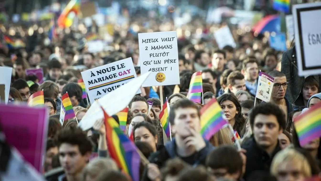 Франция прие гей-браковете, с предложение за промяна на химна