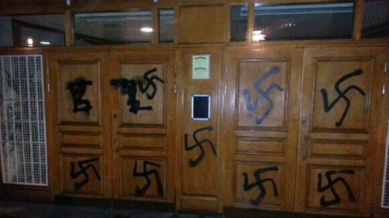 Пречупени кръстове по вратата на джамия в Стокхолм