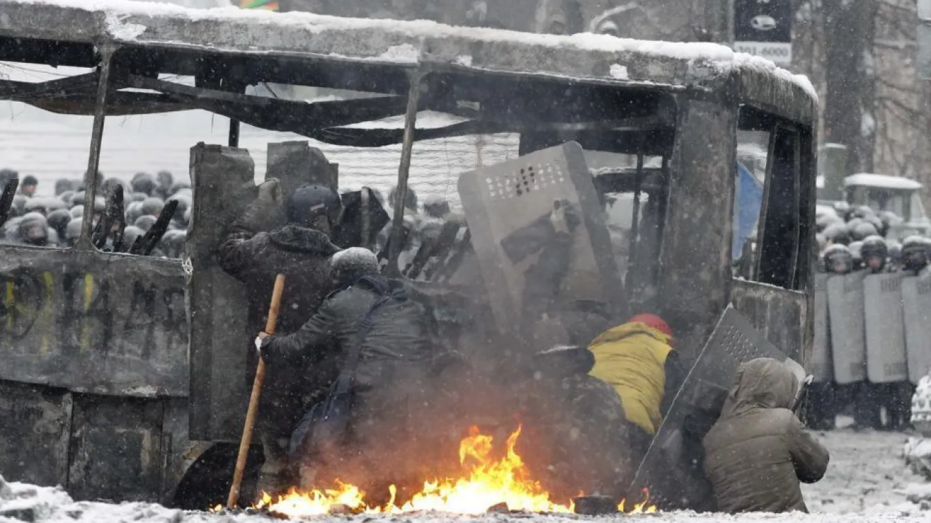 Брутална полиция и БТР-и срещу радикализиран протест (СНИМКИ)