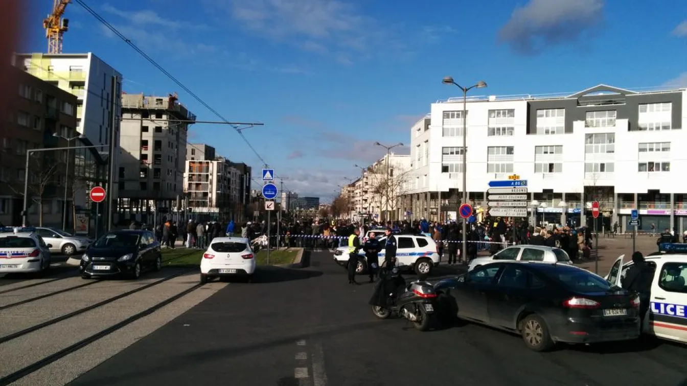 Въоръжен взе заложници в поща в Париж заради любовна драма (СНИМКИ)