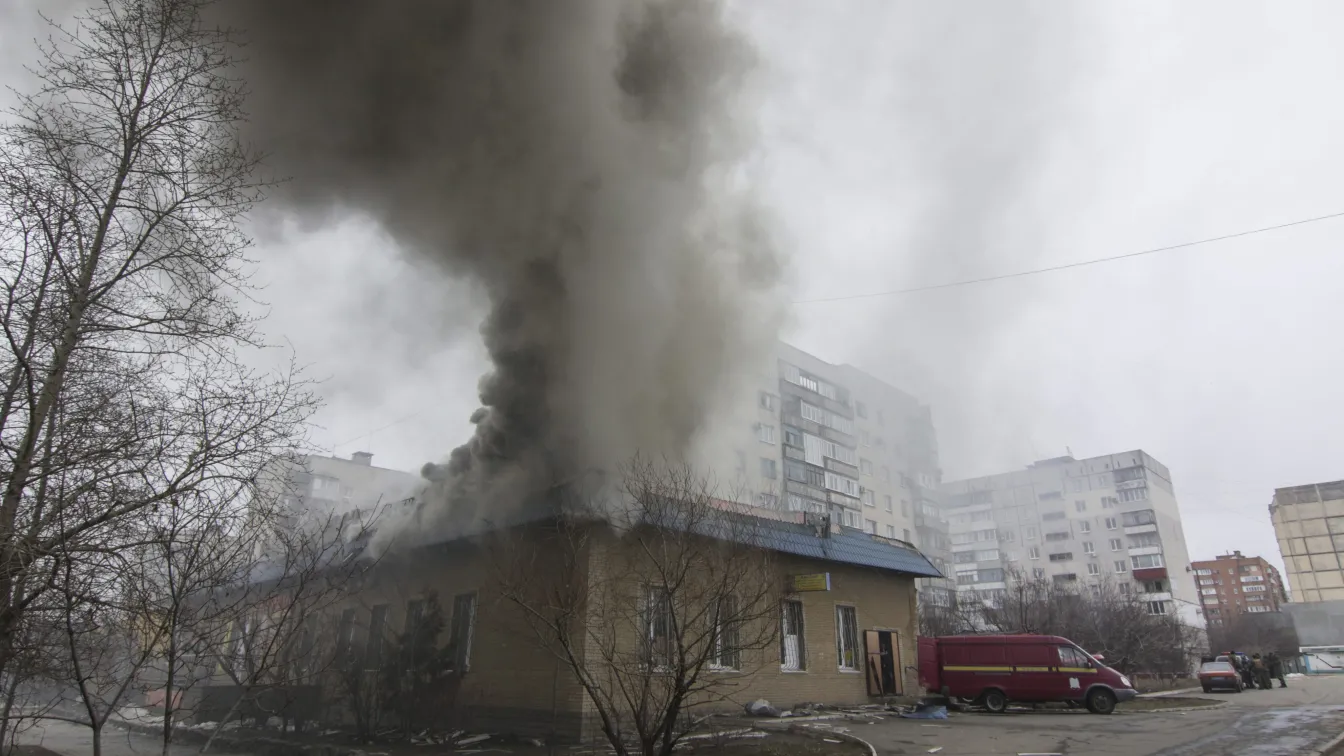 Няколко дни без ток, телефони и отопление: В Мариупол събират вода от разтопен сняг 