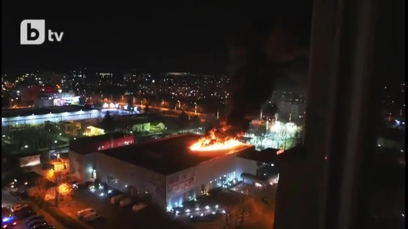 Сигнална ракета подпали покрива на магазин в Бургас (ВИДЕО)