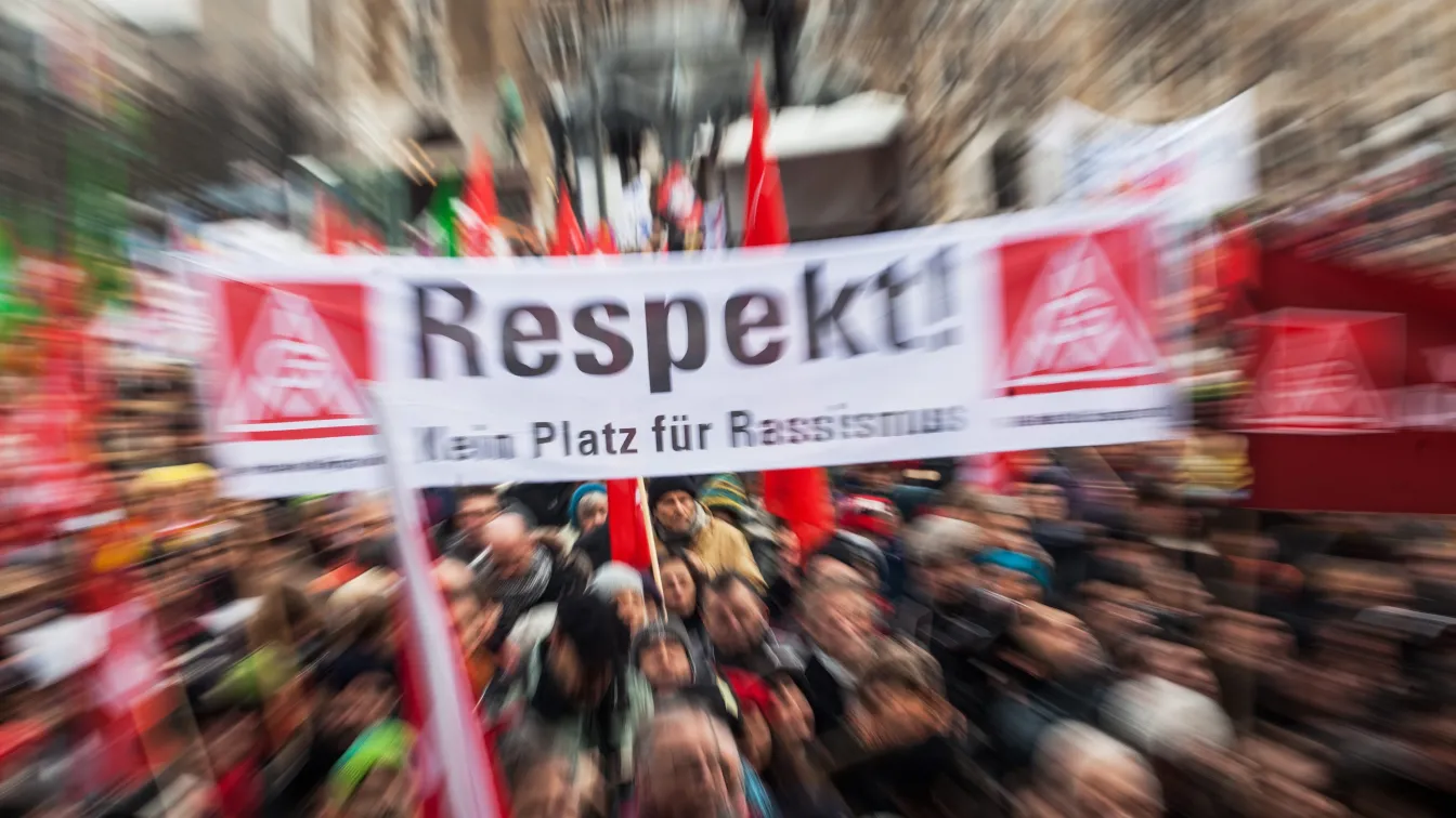 Хиляди на протест срещу расизма в Щутгарт