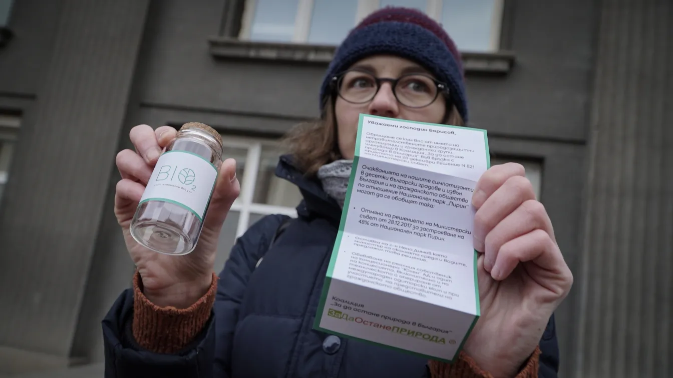 Природозащитници донесоха по бурканче чист въздух за кабинета