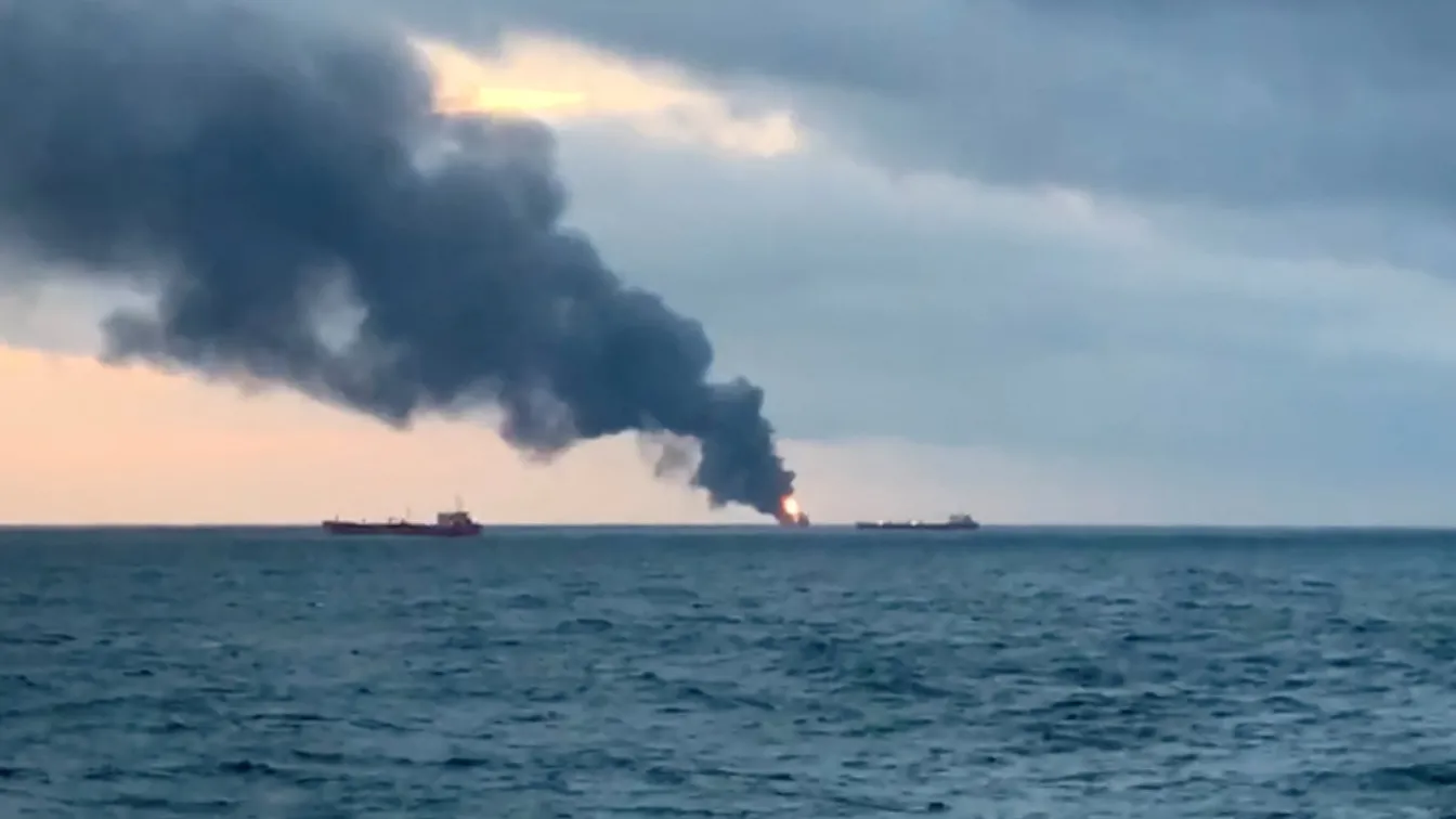 10 души загинаха при пожар на два кораба в Черно море 