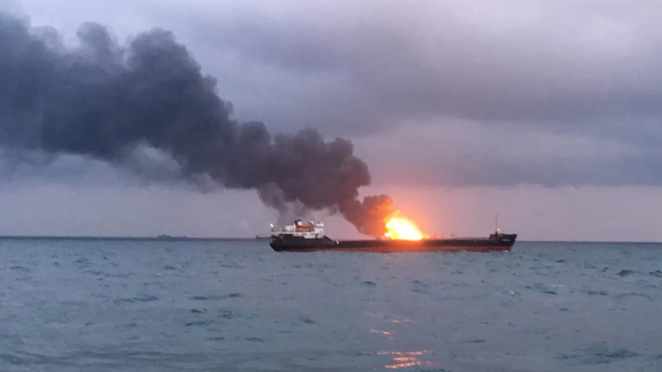 Продължава издирването на моряци от запалилите се кораби в Черно море