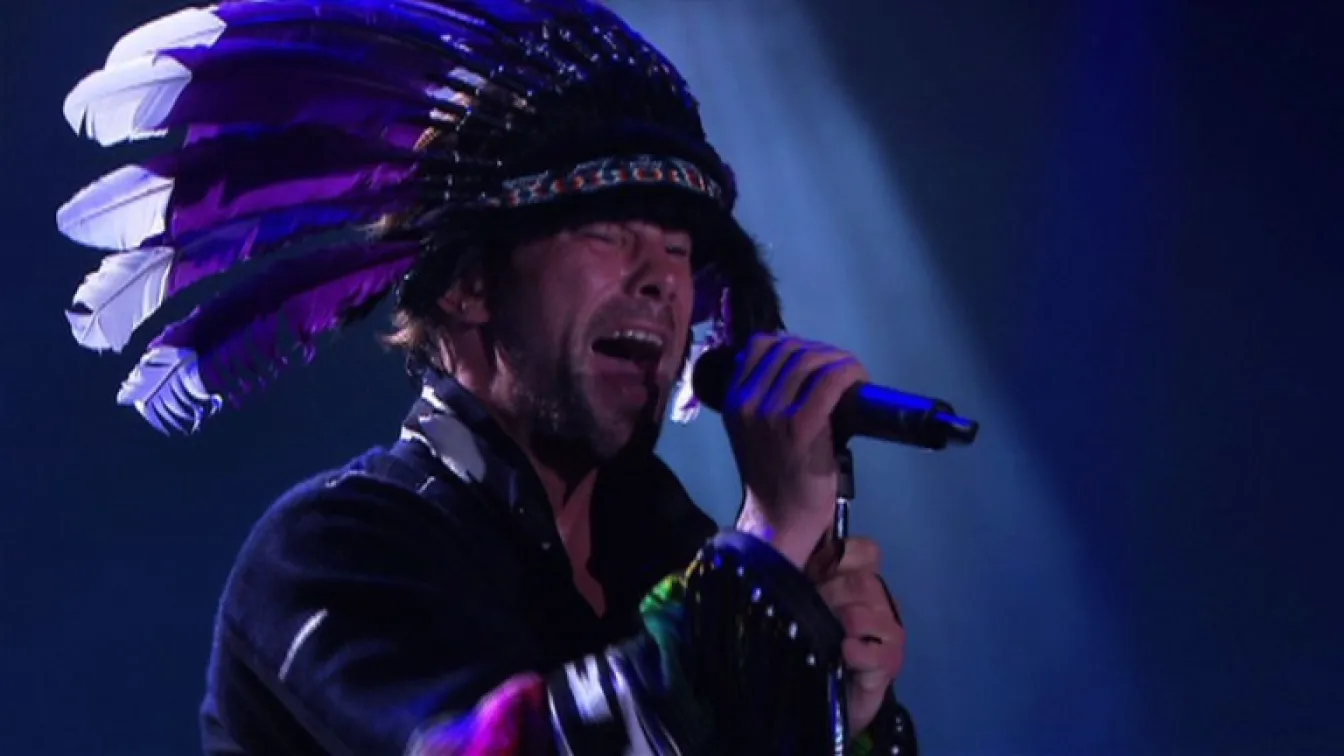 Прилики и разлики: Сравняват вокалиста на Jamiroquai с Джейк Анджели