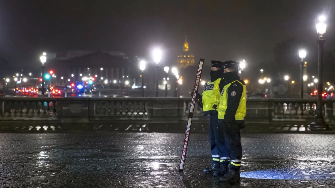 Във Франция е въведен вечерен час за поне 15 дни 