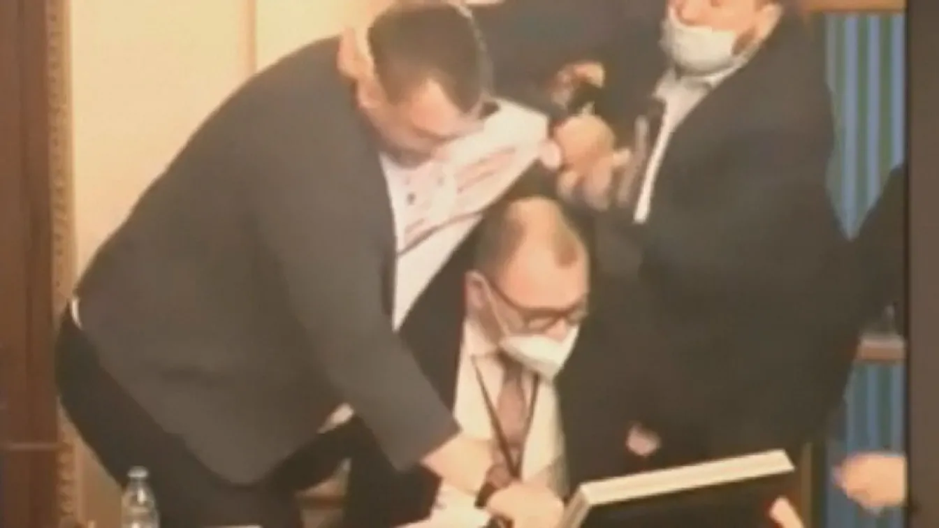 Заради мерките срещу COVID-19: Бой в парламента на Чехия