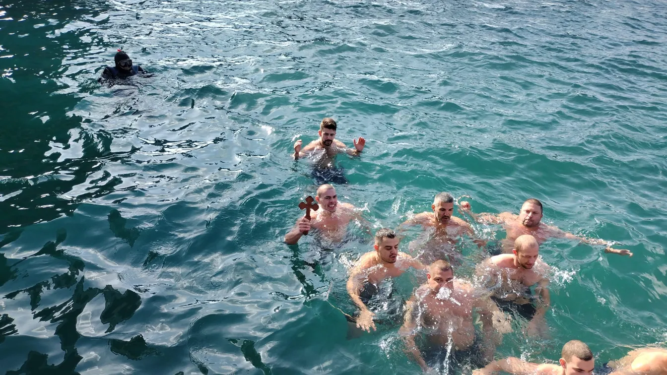 Богоявление в Бургас и Варна: Кръстът от Черно море извадиха двама студенти (ВИДЕО)