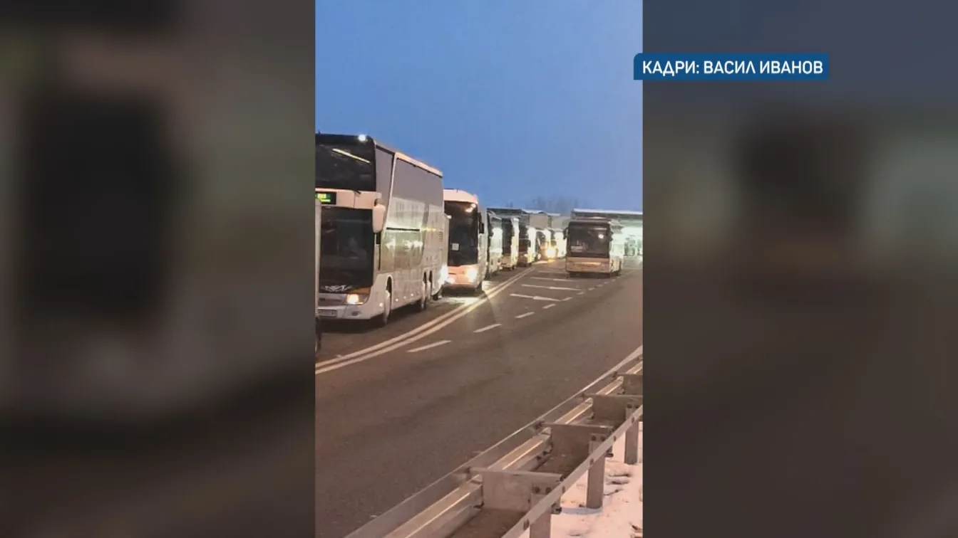 Пътнически автобуси чакат над 20 часа на сръбско-унгарската граница