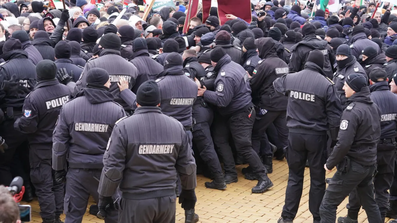 Опит за щурм на парламента: Сблъсък между протестиращи и полицаи, има ранени (ВИДЕО)
