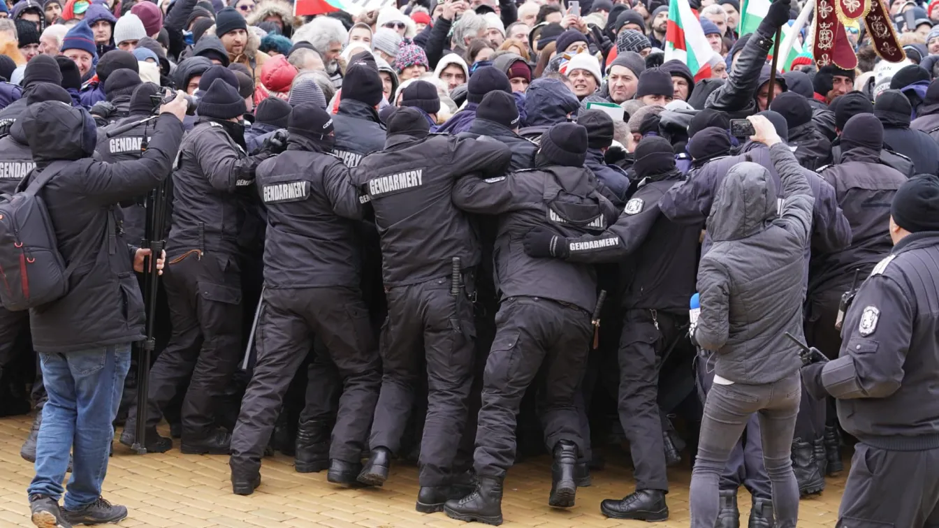 МВР: Четирима полицаи са пострадали на протеста в София