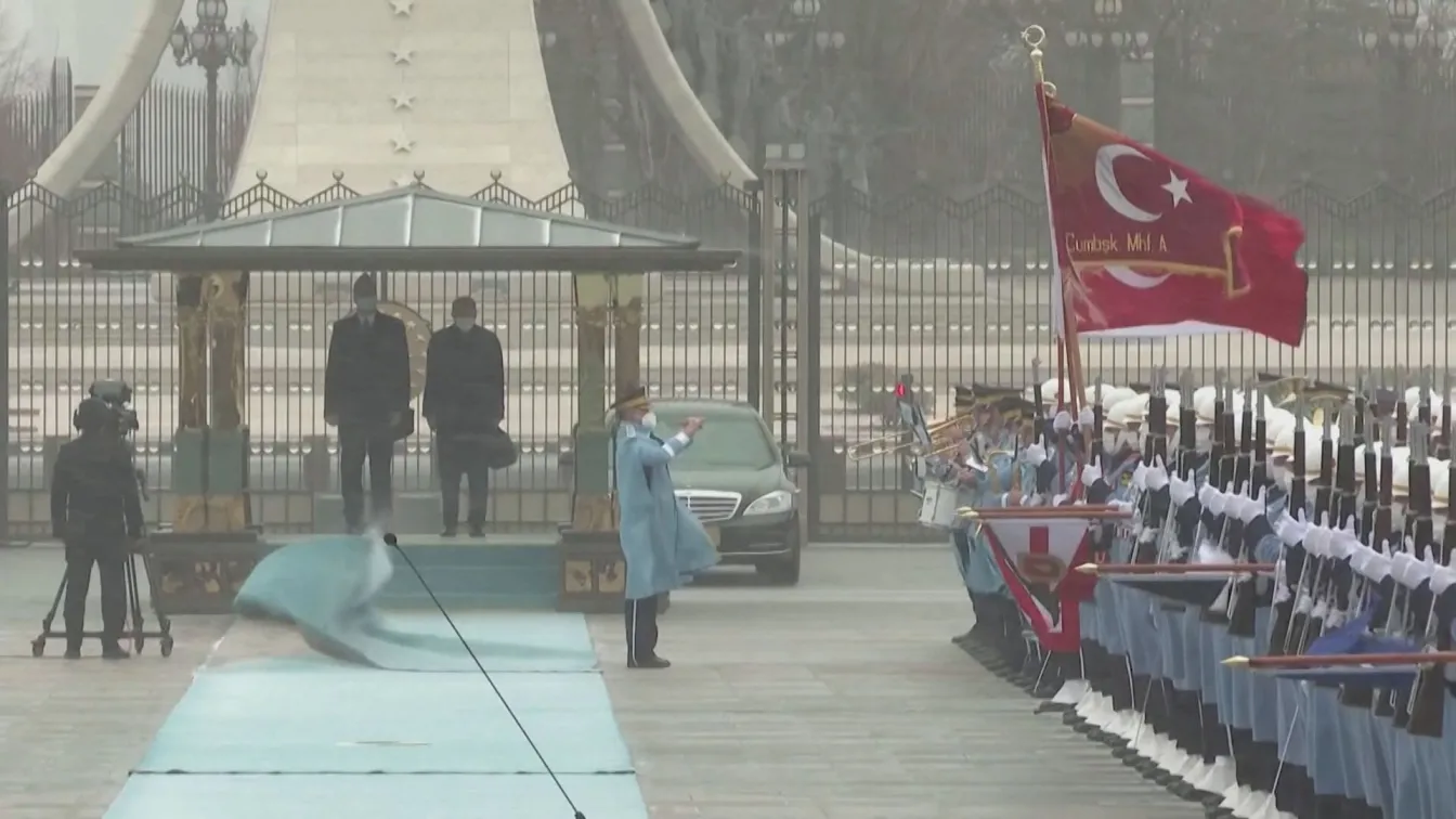 Снежна виелица наруши протокола: Килим литна по време на официална визита (ВИДЕО)