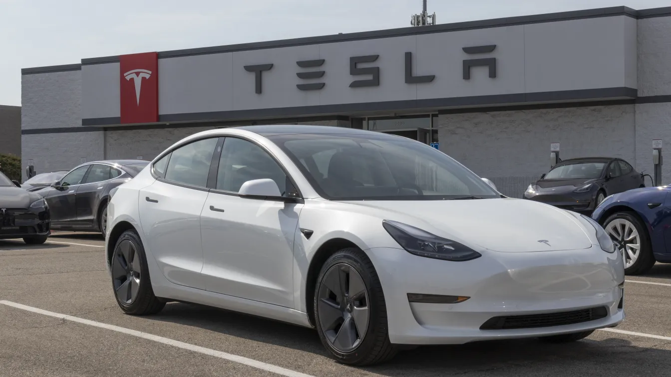 Tesla отвори врати в Саудитска Арабия, не е ясно дали автомибилите ще издържат на горещините
