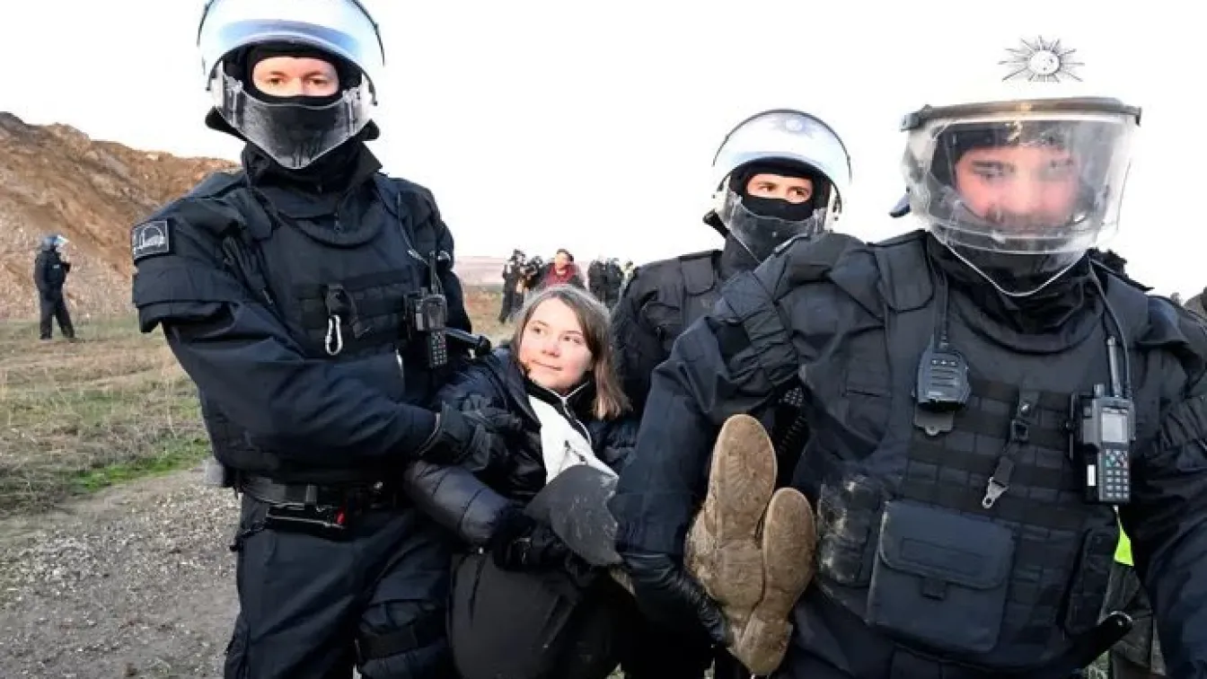 Задържаха Грета Тунберг в Германия